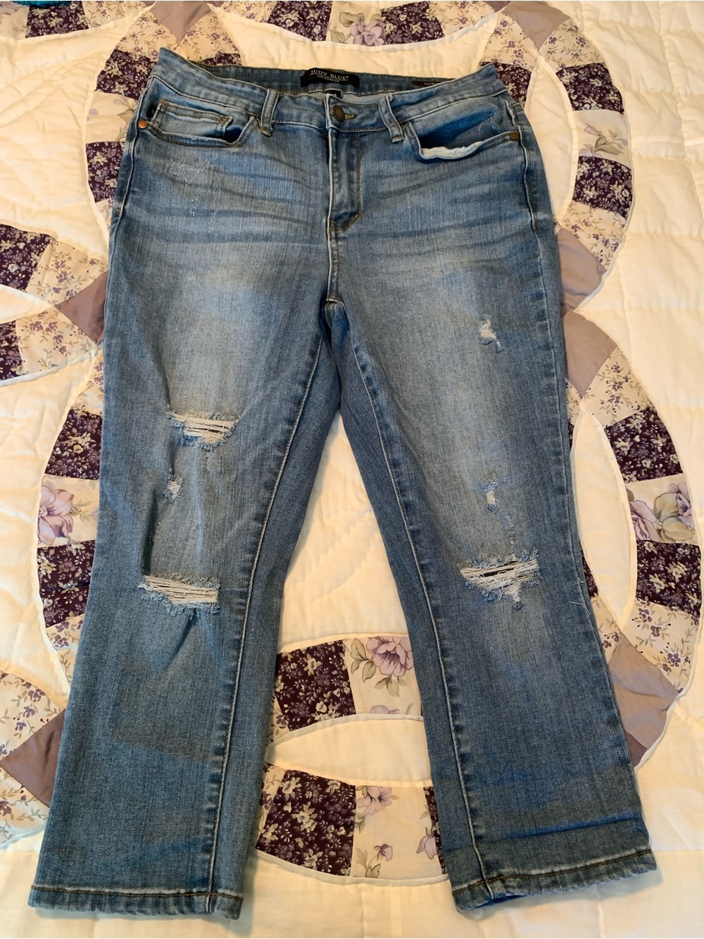 Distressed Women’s Cropped Blue Jeans